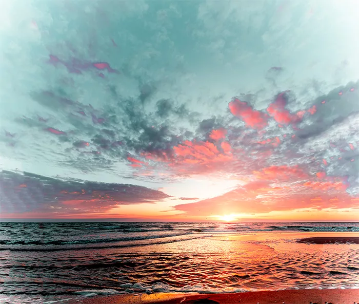 Coucher de soleil sur la mer aux reflets roses