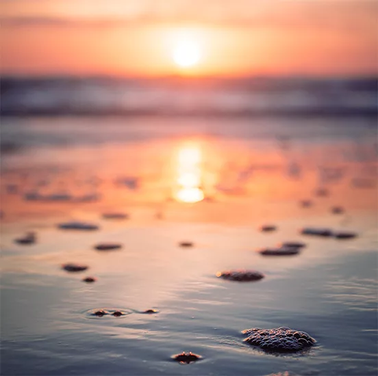 Galets sur une plage au coucher du soleil