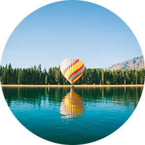 Montgolfière se reflétant sur un lac de montagne