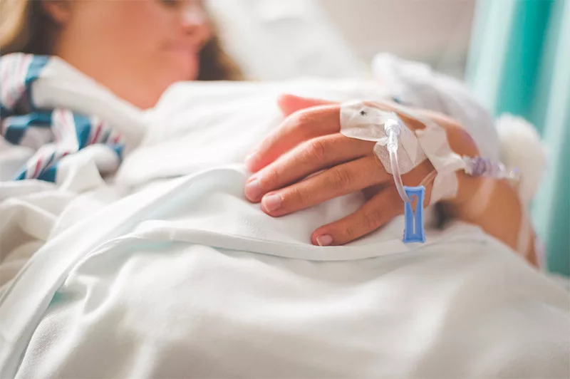 Main d'une patiente sous perfusion